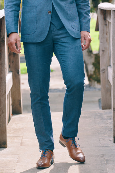 Homme portant le pantalon LINCOLN bleu. Il comporte 3 poches avant et 2 poches arrière.