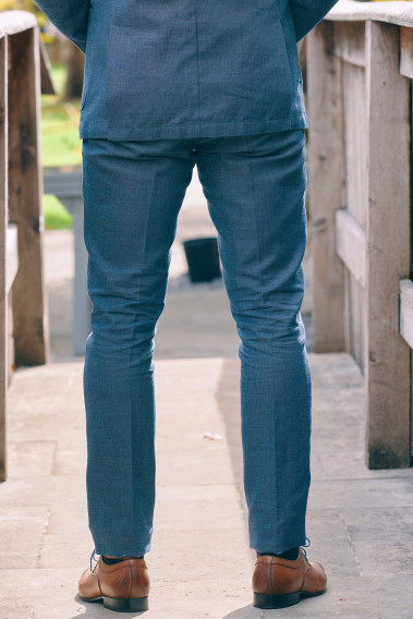 Homme de dos portant le pantalon LINCOLN bleu. Il comporte 3 poches avant et 2 poches arrière.