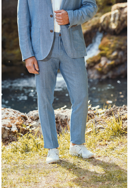 Homme portant le pantalon LINCOLN bleu. Il comporte 3 poches avant et 2 poches arrière.