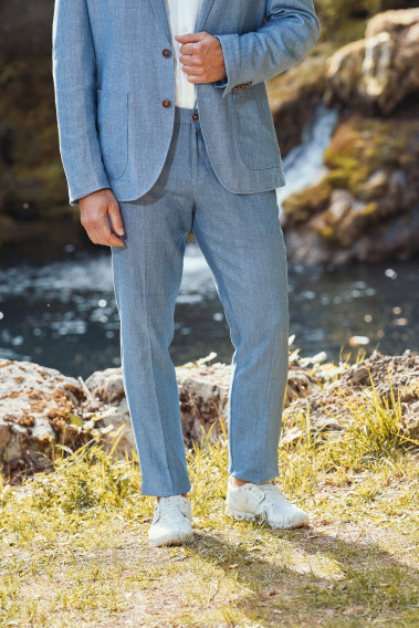 Homme portant le pantalon LINCOLN bleu. Il comporte 3 poches avant et 2 poches arrière.