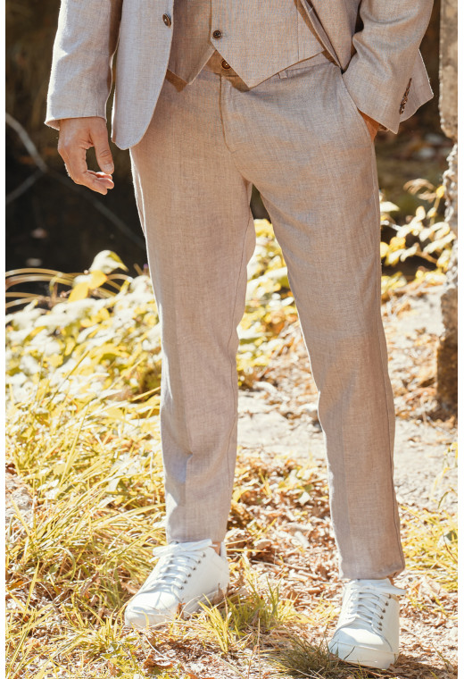 Homme portant le pantalon LINCOLN rose poudré. Il comporte 3 poches avant et 2 poches arrière.