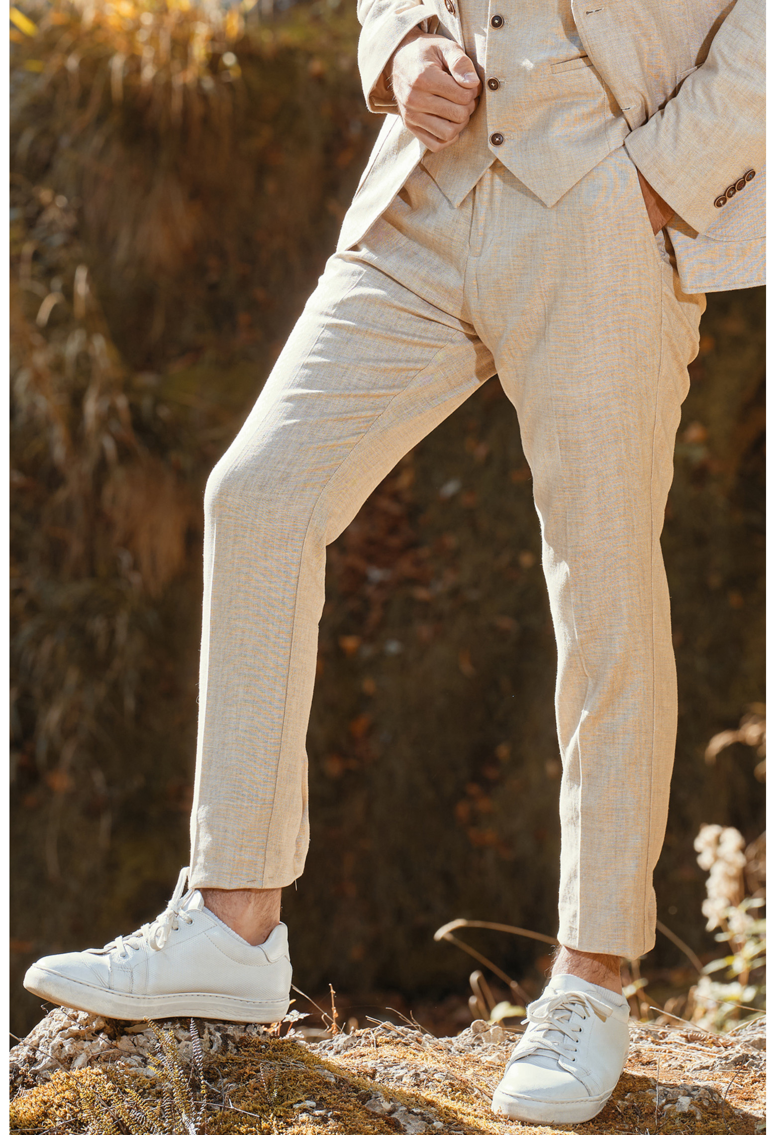 Homme portant le pantalon LINCOLN sable. Il comporte 3 poches avant et 2 poches arrière.