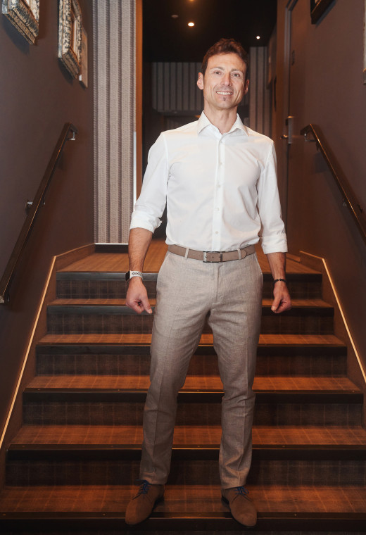 Homme portant le pantalon LINCOLN beige. Il comporte 3 poches avant et 2 poches arrière.