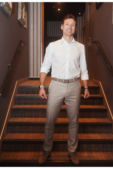 Homme portant le pantalon LINCOLN beige. Il comporte 3 poches avant et 2 poches arrière.