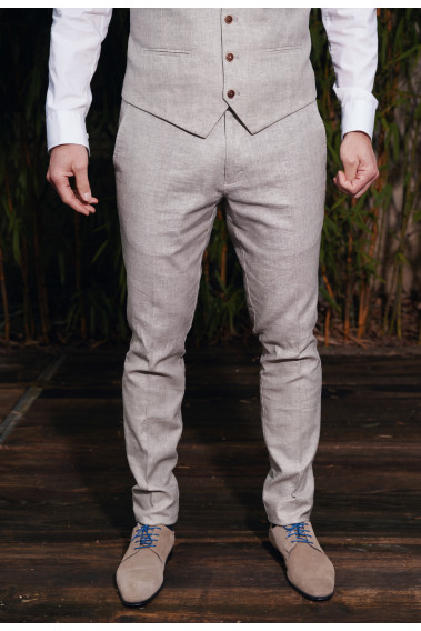 Homme portant le pantalon LINCOLN beige. Il comporte 3 poches avant et 2 poches arrière.