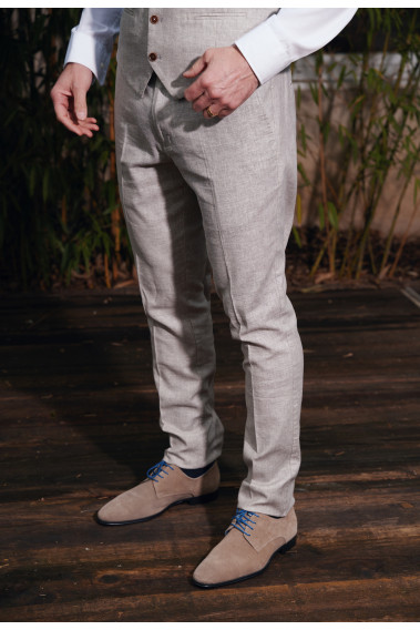 Homme de profil portant le pantalon LINCOLN beige. Il comporte 3 poches avant et 2 poches arrière.