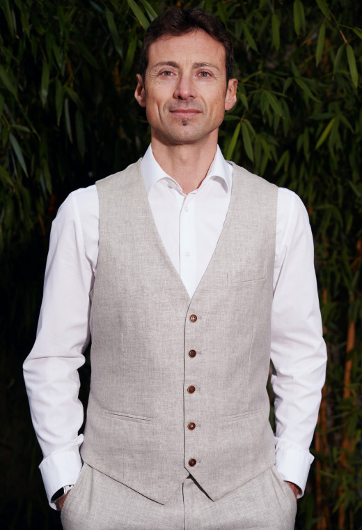 Homme portant le gilet LYMA beige accompagné d'une chemise blanche.