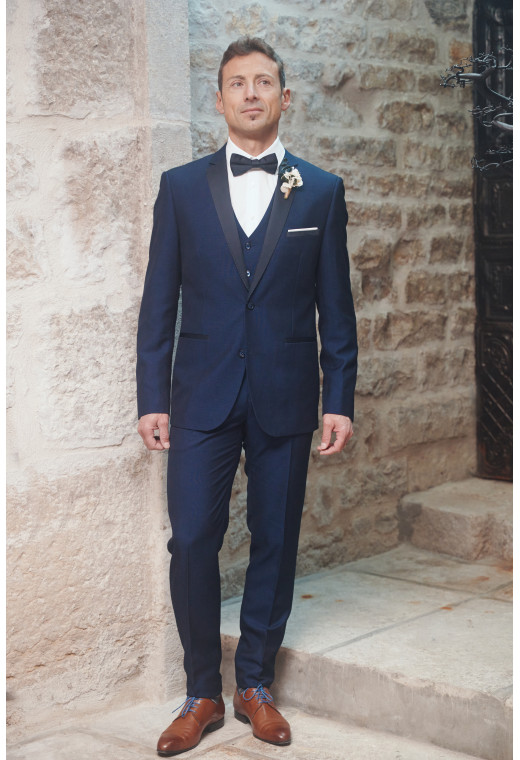 Homme de face en costume SANTIAGO couleur marine 3 pièces dans une maison.