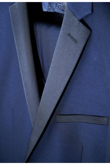 Zoom sur la veste SANTIAGO couleur marine. Elle comporte un col noir en satin.