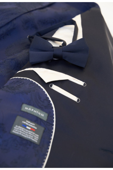Zoom sur la veste du costume SANTIAGO couleur marine. Elle comporte 3 poches d'intérieures.