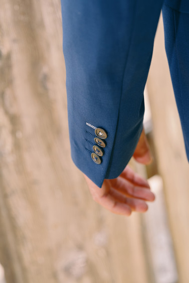 Costume SUAT bleu. Plan de la manche sur les 4 boutons de couleur noir.