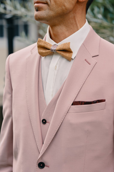 Costume SUAT rose. Plan sur le nœuds  papillon et le mouchoir de poche rouge.