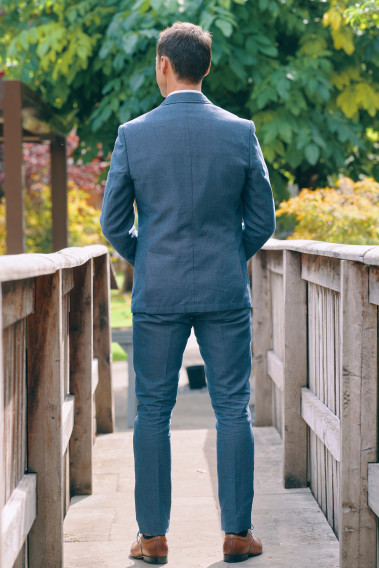 Homme de dos portant la veste TROPICAL bleue.