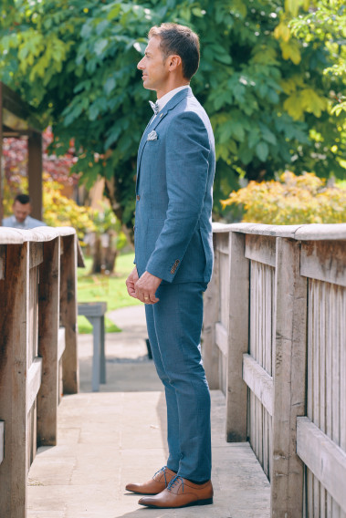 Homme de profil portant la veste TROPICAL bleue.