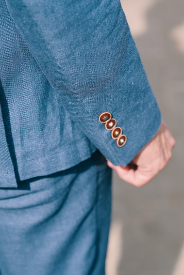 Zoom sur la manche de la veste TROPICAL bleue. Elle comporte 4 boutons.