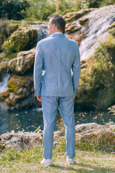 Homme de dos portant la veste TROPICAL bleue.