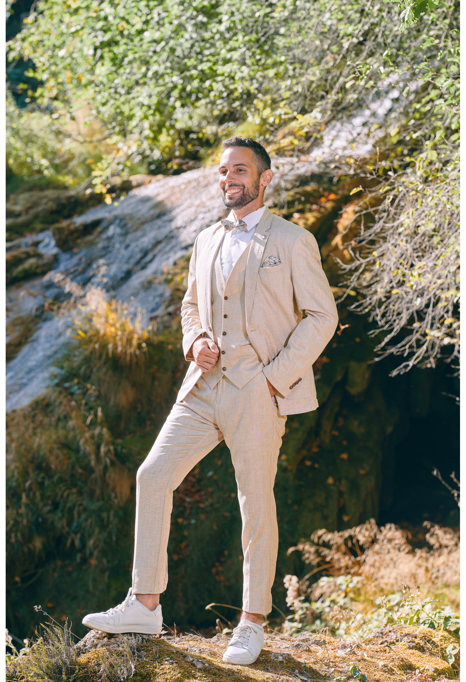 Homme portant une veste TROPICAL sable. Elle comporte une poche poitrine et 2 poches plaquées.