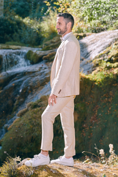 Homme de profil portant une veste TROPICAL sable.