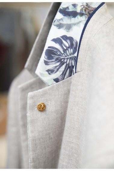 Zoom sur le col au design tropical de la veste TROPICAL beige.