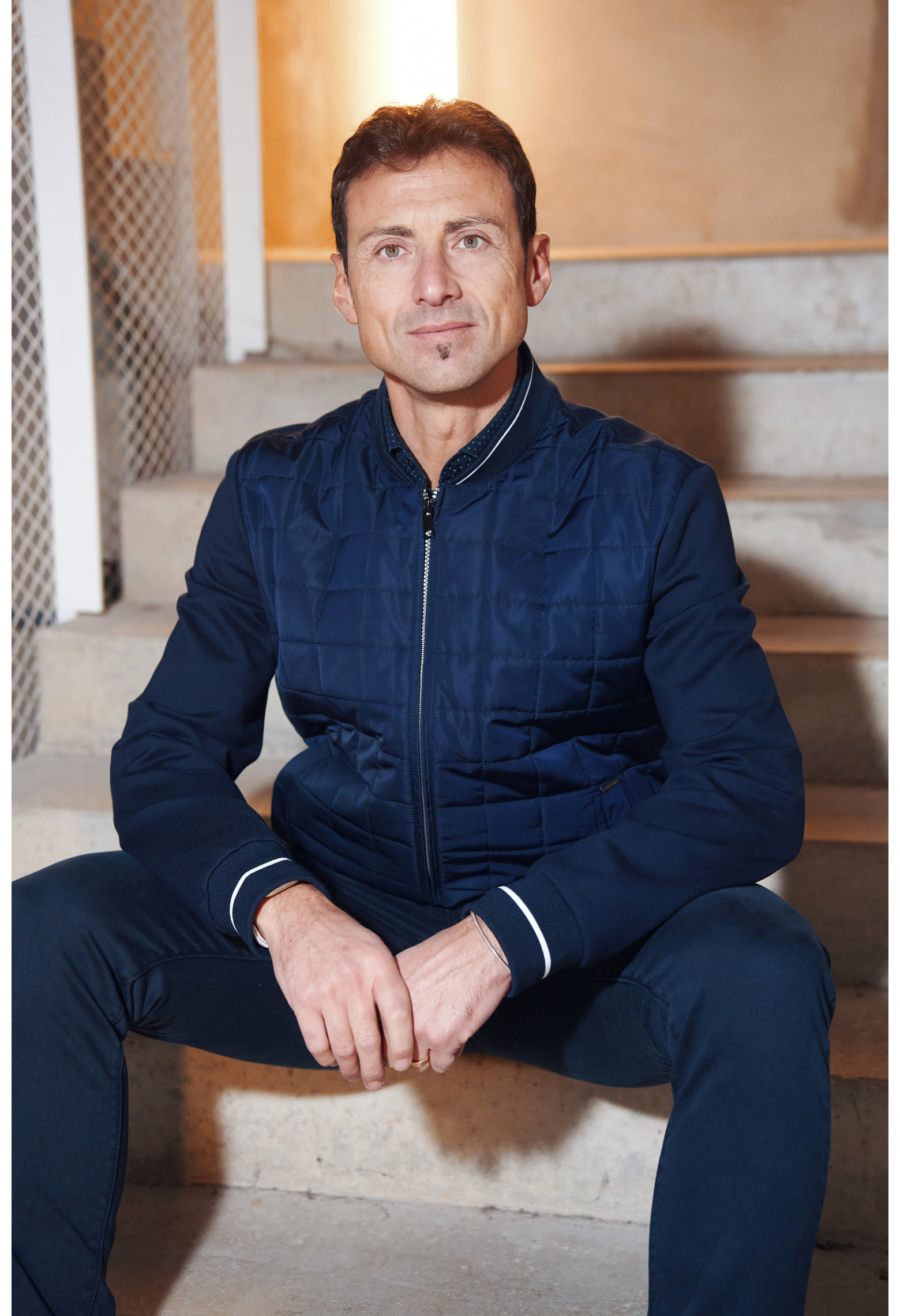 Homme portant le blouson BARY bi-matière marine. Il comporte 2 poches repose mains.