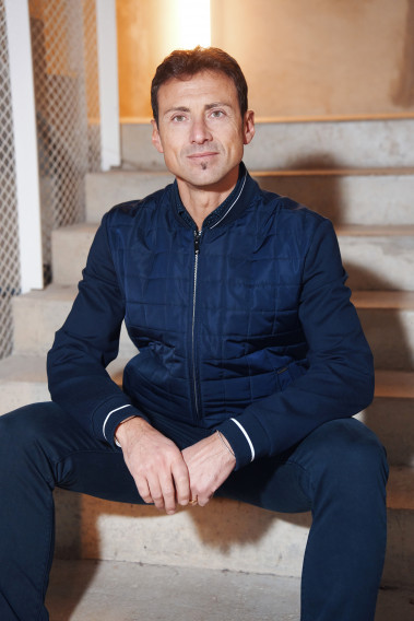 Homme portant le blouson BARY bi-matière marine. Il comporte 2 poches repose mains.