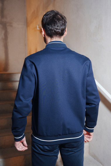 Homme de dos portant le blouson BARY bi-matière marine.