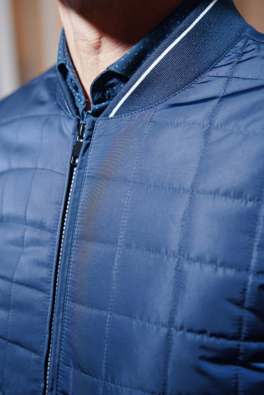 Zoom sur la matière du blouson BARY bi-matière marine. Le col est en jersey avec rayure.