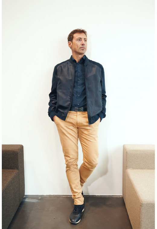 Homme portant le blouson OTHELLO suède marine. Il comporte 2 poches repose mains.