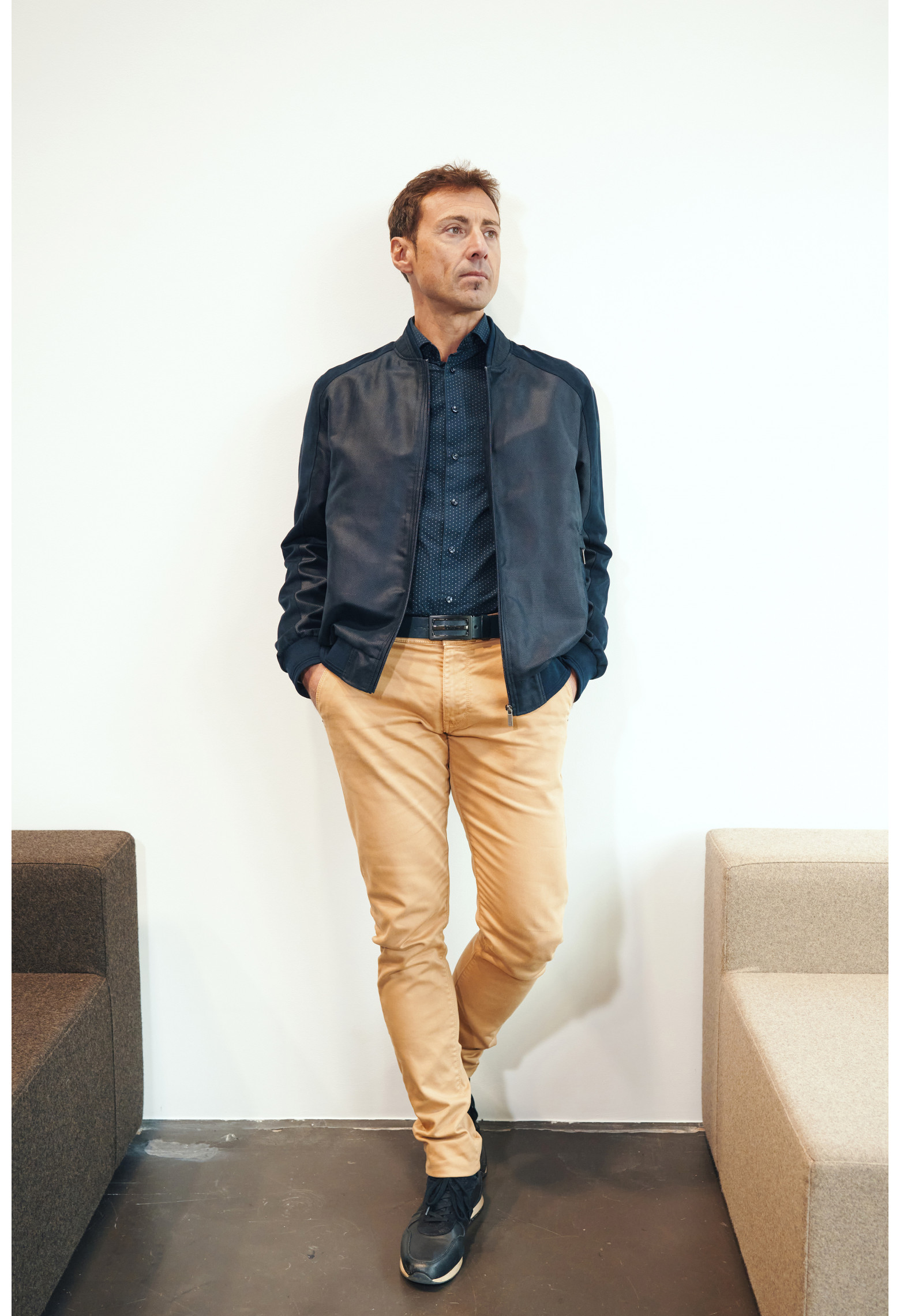 Homme portant le blouson OTHELLO suède marine. Il comporte 2 poches repose mains.