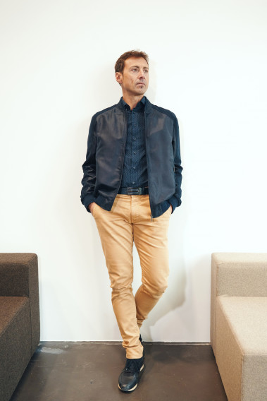 Homme portant le blouson OTHELLO suède marine. Il comporte 2 poches repose mains.