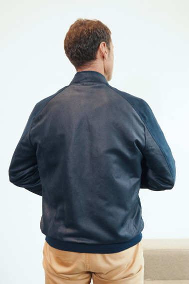 Homme de dos portant le blouson OTHELLO suède marine.