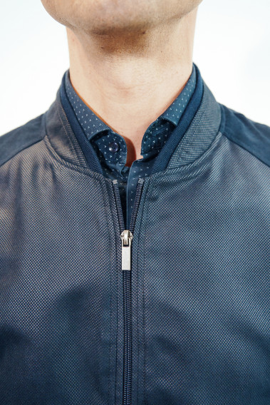 Zoom sur le col en jersey du blouson OTHELLO suède marine.