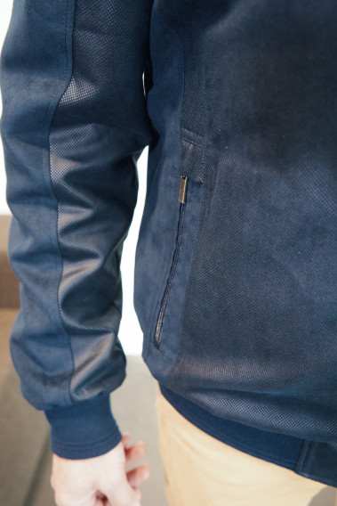 Zoom sur la manche du blouson OTHELLO suède marine.