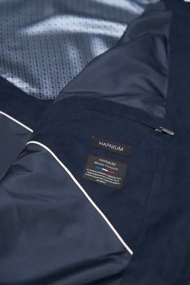 Zoom sur l'intérieur du blouson OTHELLO suède marine. Il comporte 2 poches poitrine intérieures.