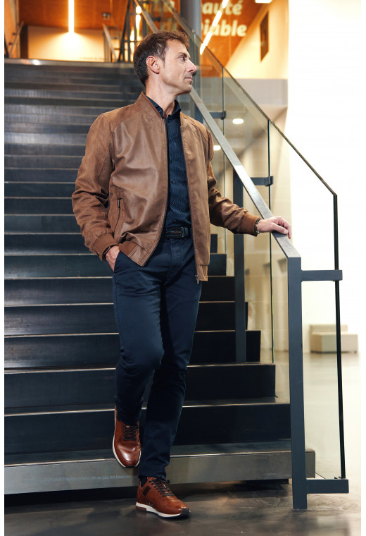 Homme portant le blouson OTHELLO suède camel. Il comporte 2 poches repose mains.