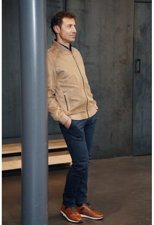 Homme portant le blouson OTHELLO suède beige. Il comporte 2 poches repose mains.