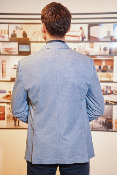 Homme de dos  portant la veste VALENTINA bleu clair.