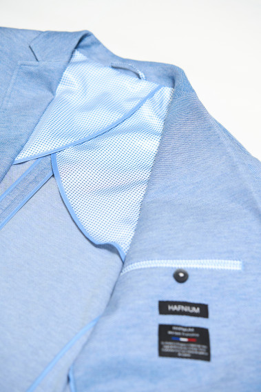 Zoom sur l'intérieur de la veste VALENTINA bleu clair. Elle comporte 2 poches intérieures.