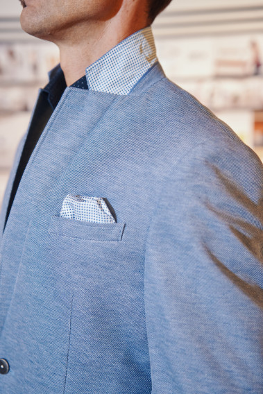 Zoom sur le dessous de col et le mouchoir de poche de la veste VALENTINA bleu clair.