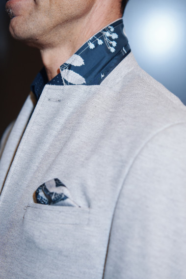 Zoom sur le dessous de col et le mouchoir de poche de la veste VALENTINA gris clair.