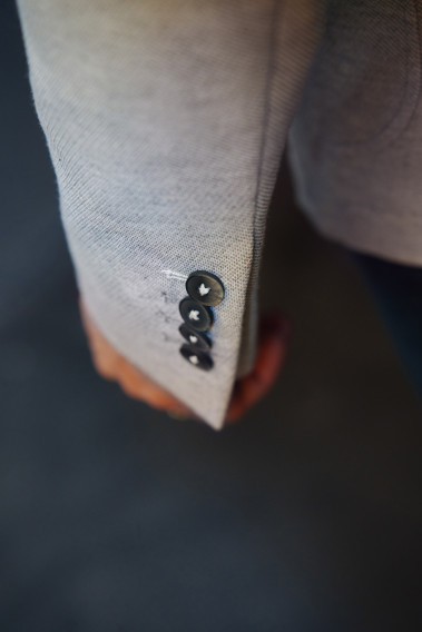Zoom sur la manche de la veste VALENTINA gris clair. Elle comporte 4 boutons.