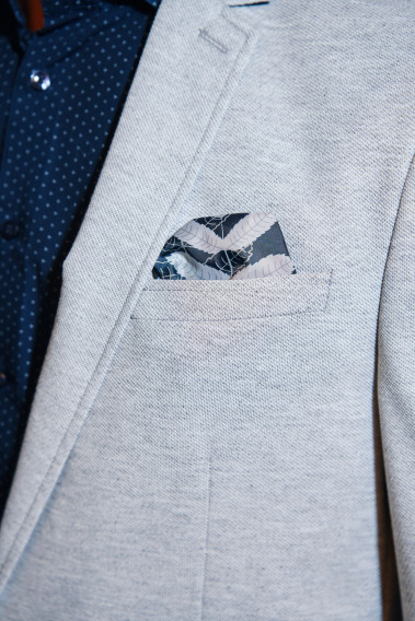 Zoom sur la poche poitrine de la veste VALENTINA gris clair.