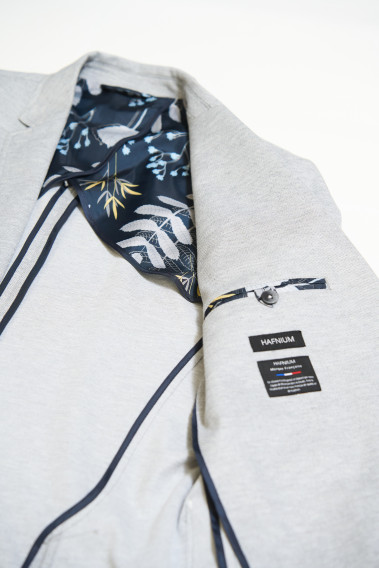 Zoom sur l'intérieur de la veste VALENTINA gris clair. Elle comporte 2 poches intérieures.