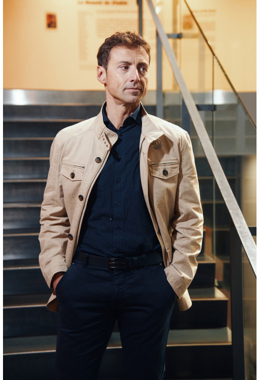 Homme portant la saharienne  VANILLA beige. Elle comporte 2 poches poitrine et 2 poches à rabat.