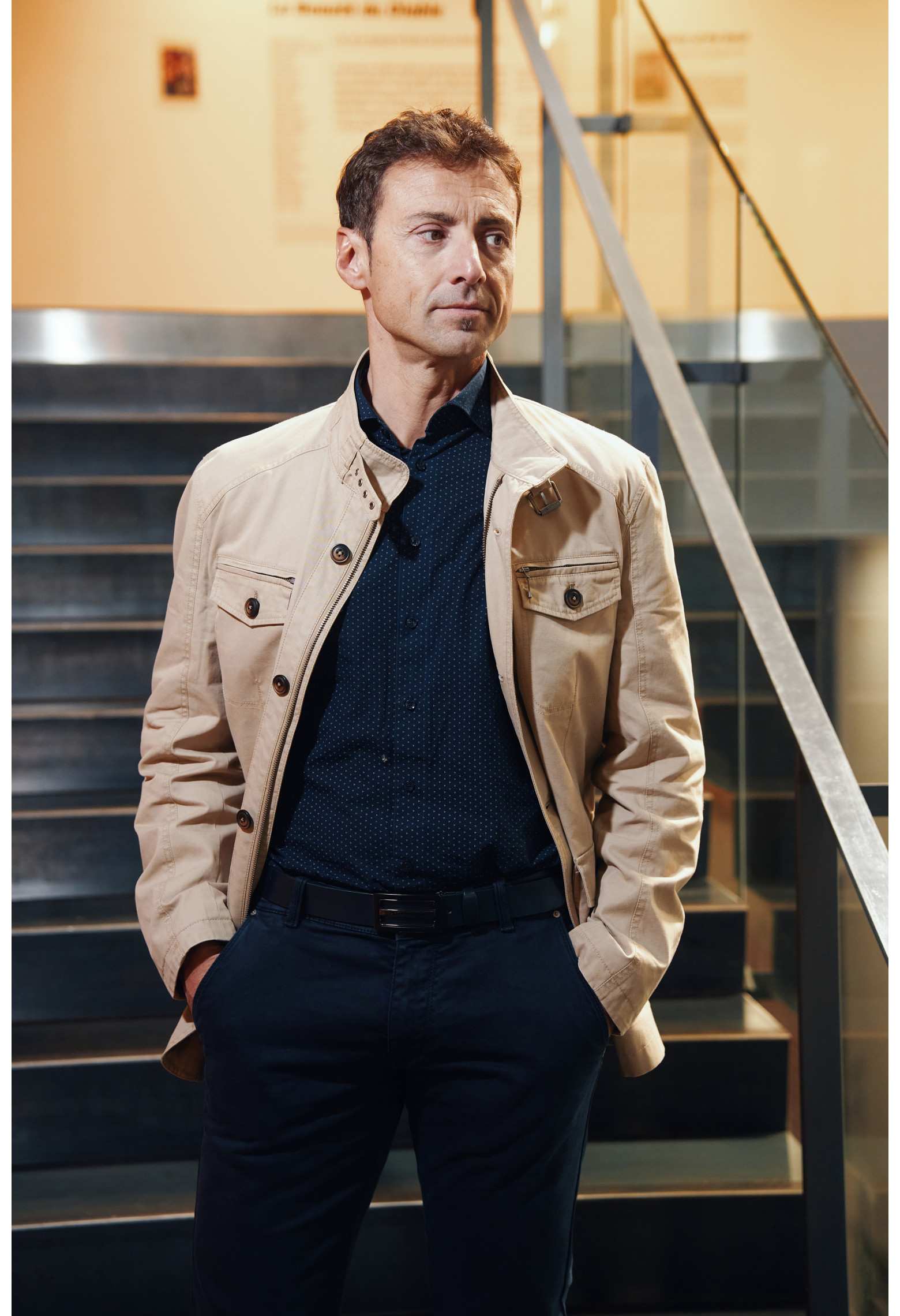 Homme portant la saharienne  VANILLA beige. Elle comporte 2 poches poitrine et 2 poches à rabat.