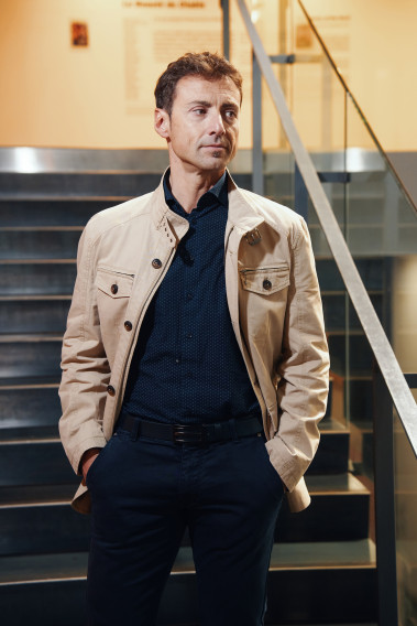 Homme portant la saharienne  VANILLA beige. Elle comporte 2 poches poitrine et 2 poches à rabat.