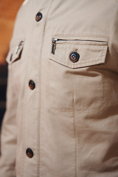 Zoom sur les poches de la saharienne VANILA beige;