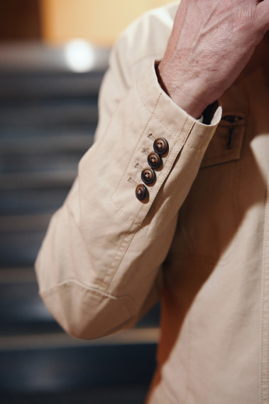 Zoom sur la manche de la saharienne VANILA beige. Elle comporte 4 boutons.