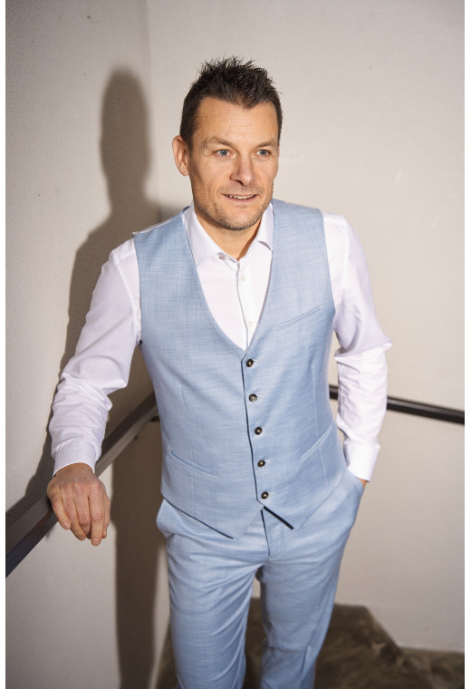 Homme portant le gilet CHRIS bleu clair accompagné d'une chemise blanche.
