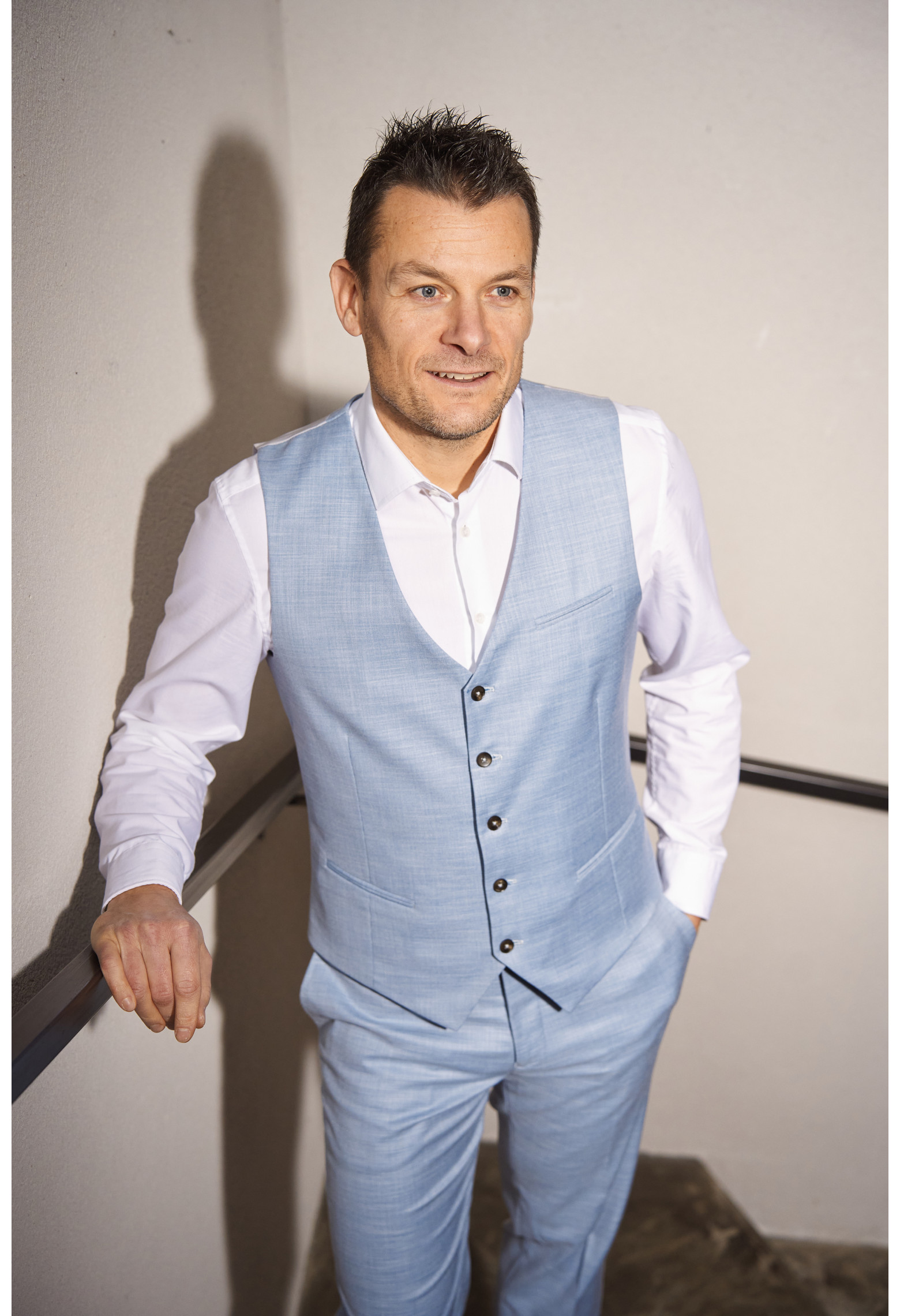 Homme portant le gilet CHRIS bleu clair accompagné d'une chemise blanche.